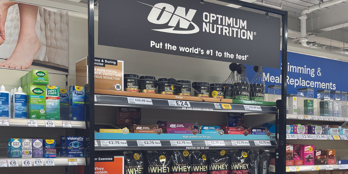 Display with a black Optimum nutrition protein snacks